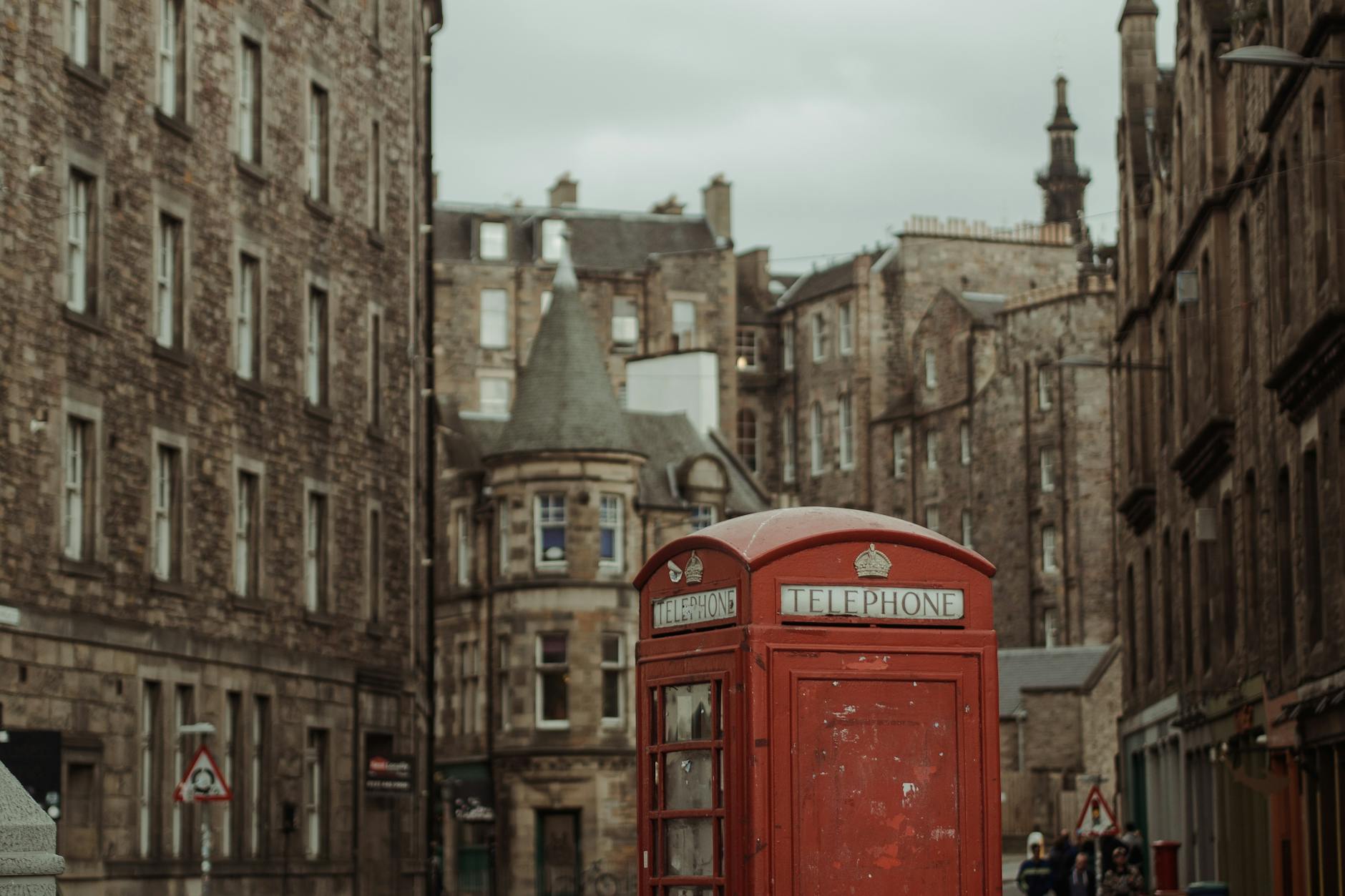 What to Wear in Edinburgh This Month (February 2025)