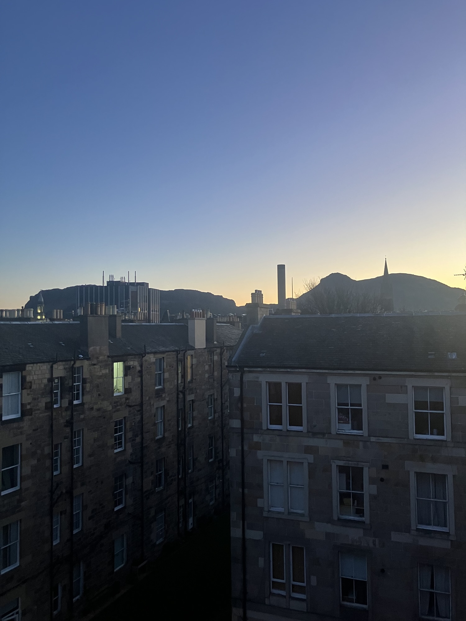 What to Wear in Edinburgh This Month (March 2025)